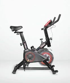 Venom Sports Hometrainer Fiets – Fitness Fiets – Professionele Indoor Cycle Met Lage Instap – Hometrainer Fitness – Hoge Stabiliteit – Spinningfiets – Cardio Bike – LCD Scherm – Verstelbaar – V-belt Aandrijving – Tot 175cm En 150kg – Zwart/Rood -Fitnessapparatuur Serie Winkel 1007x1200 1