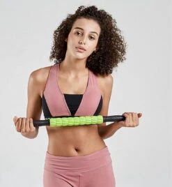 Spier Massage Roller | Stick Roller | Trigger Point | Voor Beginners & Ervaren Sporters | Vermindering Spierpijn | Verkleefde Spieren | Kramp En Stijfheid | Helpt Herstellen | Meer Doorbloeding -Fitnessapparatuur Serie Winkel 1104x1200