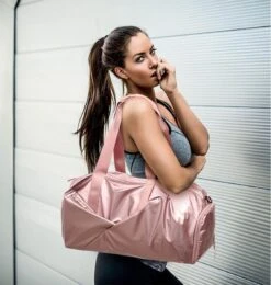 Merkloos Pink Gloss Duffel Bag | Medium Dames Sport Tas | 30 Liter - Roze 3 Merkloos Pink Gloss Duffel Bag | Medium Dames Sport Tas | 30 Liter - Roze -Fitnessapparatuur Serie Winkel 1142x1200 2