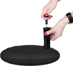 Wiebelkussen + Pomp - Balanskussen - Balansbord - Volwassenen En Kinderen - Met Pomp - 34CM - Black 7 Wiebelkussen + Pomp - Balanskussen - Balansbord - Volwassenen En Kinderen - Met Pomp - 34CM - Black -Fitnessapparatuur Serie Winkel 1200x1073