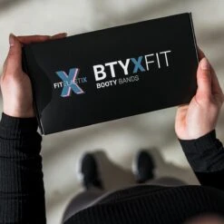 FITELASTIX® Premium Booty Band Set - Anti-Slip - Voor Elk Niveau - Ultra Comfort - Sport Elastiek Banden - Booty Bands - Weerstandsbanden Set - Resistance Band - Inclusief Opbergzakje - 3 Stuks - Licht/Medium/Zwaar - Roze/Blauw/Groen -Fitnessapparatuur Serie Winkel 1200x1200 1014