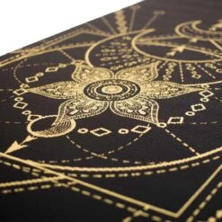 Love Generation ● Design Yoga Mat ● Fitness Mat ● Sacred Print ● Zwart -Fitnessapparatuur Serie Winkel 1200x1200 1123