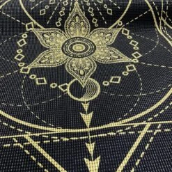 Love Generation ● Design Yoga Mat ● Fitness Mat ● Sacred Print ● Zwart -Fitnessapparatuur Serie Winkel 1200x1200 1126