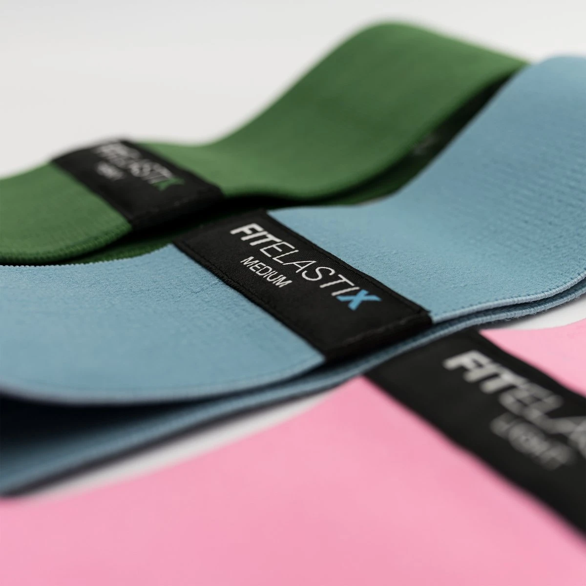 FITELASTIX® Premium Weerstandsbanden Set Compleet - Full Body - Voor Elk Niveau - Ultra Comfort - Sport Elastiek Banden - Booty Band Set - Resistance Band Set - Fitness Elastiek Set - 4 stuks - Inclusief Opbergzakje - Roze/Blauw/Groen/Zwart FITELASTIX® Premium Weerstandsbanden Set Compleet - Full Body - Voor Elk Niveau - Ultra Comfort - Sport Elastiek Banden - Booty Band Set - Resistance Band Set - Fitness Elastiek Set - 4 Stuks - Inclusief Opbergzakje - Roze/Blauw/Groen/Zwart -Fitnessapparatuur Serie Winkel 1200x1200 1745