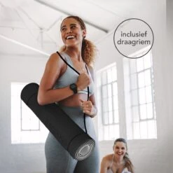 LifeGoods Yogamat - 61x183x0,6cm - Draagriem - Extra Dik - Zwart/Grijs -Fitnessapparatuur Serie Winkel 1200x1200 1775