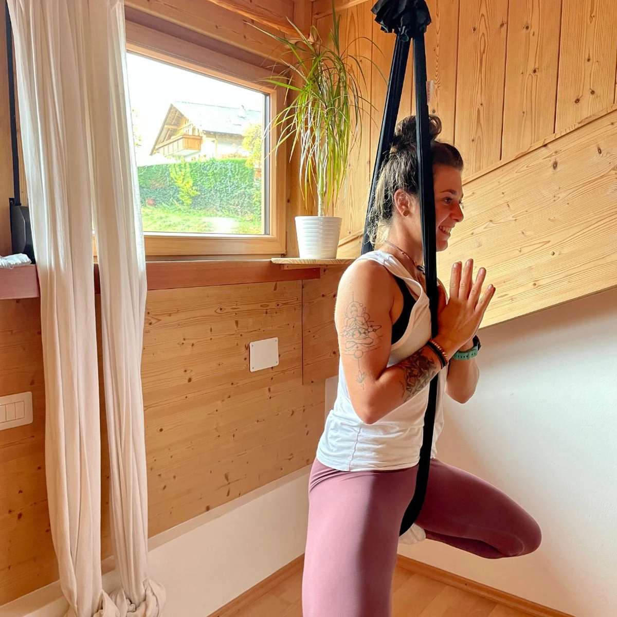 Therapeutische Hangmat YOGA ICON | Aerial Yoga | 280*150cm | Zwart | Inclusief handige Draagtas en 1 Plafondhaak | Workout | Training en Ontspanning | Therapeutische Hangmat YOGA ICON | Aerial Yoga | 280*150cm | Zwart | Inclusief Handige Draagtas En 1 Plafondhaak | Workout | Training En Ontspanning | -Fitnessapparatuur Serie Winkel 1200x1200 1779