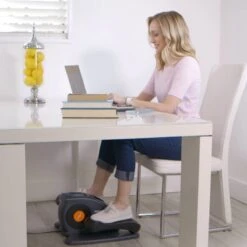 Mediashop Vibro-Legs Elliptical - Mini Hometrainer - Gemotoriseerde Elliptische Trainer Voor Meer Beweging Tijdens Het Zitten - Pedaaltrainer Voor Thuiskantoor En Vrije Tijd 5 Mediashop Vibro-Legs Elliptical - Mini Hometrainer - Gemotoriseerde Elliptische Trainer Voor Meer Beweging Tijdens Het Zitten - Pedaaltrainer Voor Thuiskantoor En Vrije Tijd -Fitnessapparatuur Serie Winkel 1200x1200 220