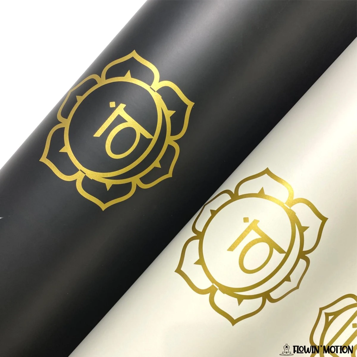 Flowin'Motion® Studio Yoga Mat - Superieure Grip - Extra Breed en Lang - Fitness Mat - Anti Slip - Sport Mat - Natuur Rubber - Planeetvriendelijk - Zwart met Goud - 185cm x 68cm x 4,2mm Flowin'Motion® Studio Yoga Mat - Superieure Grip - Extra Breed En Lang - Fitness Mat - Anti Slip - Sport Mat - Natuur Rubber - Planeetvriendelijk - Zwart Met Goud - 185cm X 68cm X 4,2mm -Fitnessapparatuur Serie Winkel 1200x1200 780