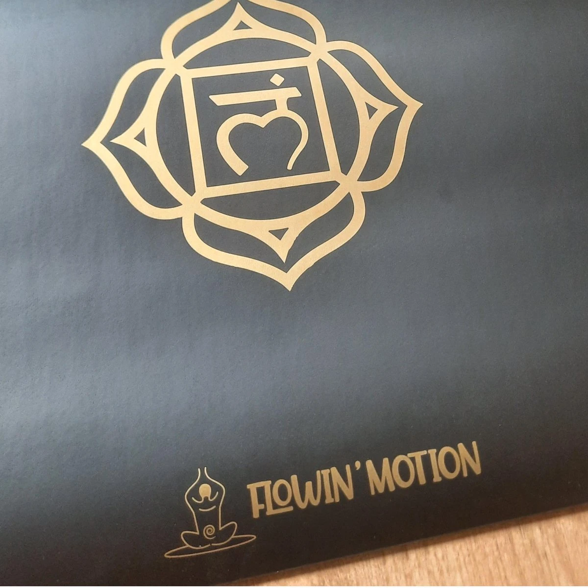 Flowin'Motion® Studio Yoga Mat - Superieure Grip - Extra Breed en Lang - Fitness Mat - Anti Slip - Sport Mat - Natuur Rubber - Planeetvriendelijk - Zwart met Goud - 185cm x 68cm x 4,2mm Flowin'Motion® Studio Yoga Mat - Superieure Grip - Extra Breed En Lang - Fitness Mat - Anti Slip - Sport Mat - Natuur Rubber - Planeetvriendelijk - Zwart Met Goud - 185cm X 68cm X 4,2mm -Fitnessapparatuur Serie Winkel 1200x1200 785