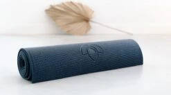 Yogamat Sticky Extra Lang Indigo - 200 Cm - Lotus | 6 Mm | Fitnessmat | Sportmat | Pilates Mat 4 Yogamat Sticky Extra Lang Indigo - 200 Cm - Lotus | 6 Mm | Fitnessmat | Sportmat | Pilates Mat -Fitnessapparatuur Serie Winkel 1200x665