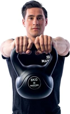 Matchu Sports - Kettlebell - Full Body Workout - Kettlebell 4kg - Gewichten - Zwart 6 Matchu Sports - Kettlebell - Full Body Workout - Kettlebell 4kg - Gewichten - Zwart -Fitnessapparatuur Serie Winkel 745x1200 1