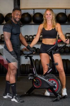 Venom Sports Hometrainer Fiets – Fitness Fiets – Professionele Indoor Cycle Met Lage Instap – Hometrainer Fitness – Hoge Stabiliteit – Spinningfiets – Cardio Bike – LCD Scherm – Verstelbaar – V-belt Aandrijving – Tot 175cm En 150kg – Zwart/Rood -Fitnessapparatuur Serie Winkel 800x1200 5