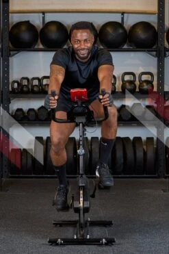 Venom Sports Hometrainer Fiets – Fitness Fiets – Professionele Indoor Cycle Met Lage Instap – Hometrainer Fitness – Hoge Stabiliteit – Spinningfiets – Cardio Bike – LCD Scherm – Verstelbaar – V-belt Aandrijving – Tot 175cm En 150kg – Zwart/Rood -Fitnessapparatuur Serie Winkel 800x1200 7