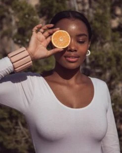 Bala Bangles Enkel- En Polsgewicht - 2 X 0,5 Kg - Zand/Beige 8 Bala Bangles Enkel- En Polsgewicht - 2 X 0,5 Kg - Zand/Beige -Fitnessapparatuur Serie Winkel 960x1200 7