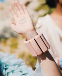 Bala Bangles Enkel- En Polsgewicht - 2 X 0,5 Kg - Zand/Beige 7 Bala Bangles Enkel- En Polsgewicht - 2 X 0,5 Kg - Zand/Beige -Fitnessapparatuur Serie Winkel 970x1200 2